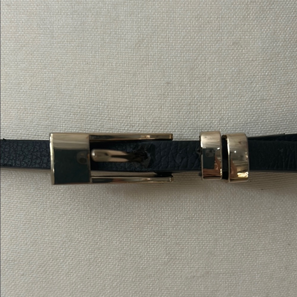 Sleek Black and Gold Minimalist Leather Belt Accessory - Picture 5 of 6